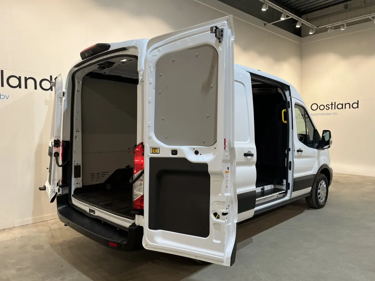 390 (3500 kg) L2H2 Trend 68 kWh 184 PK / 100% Elektrisch !! / Airco / Cruise Control / CarPlay / Camera / Navigatie / 3-Zits / 10.350 KM !!