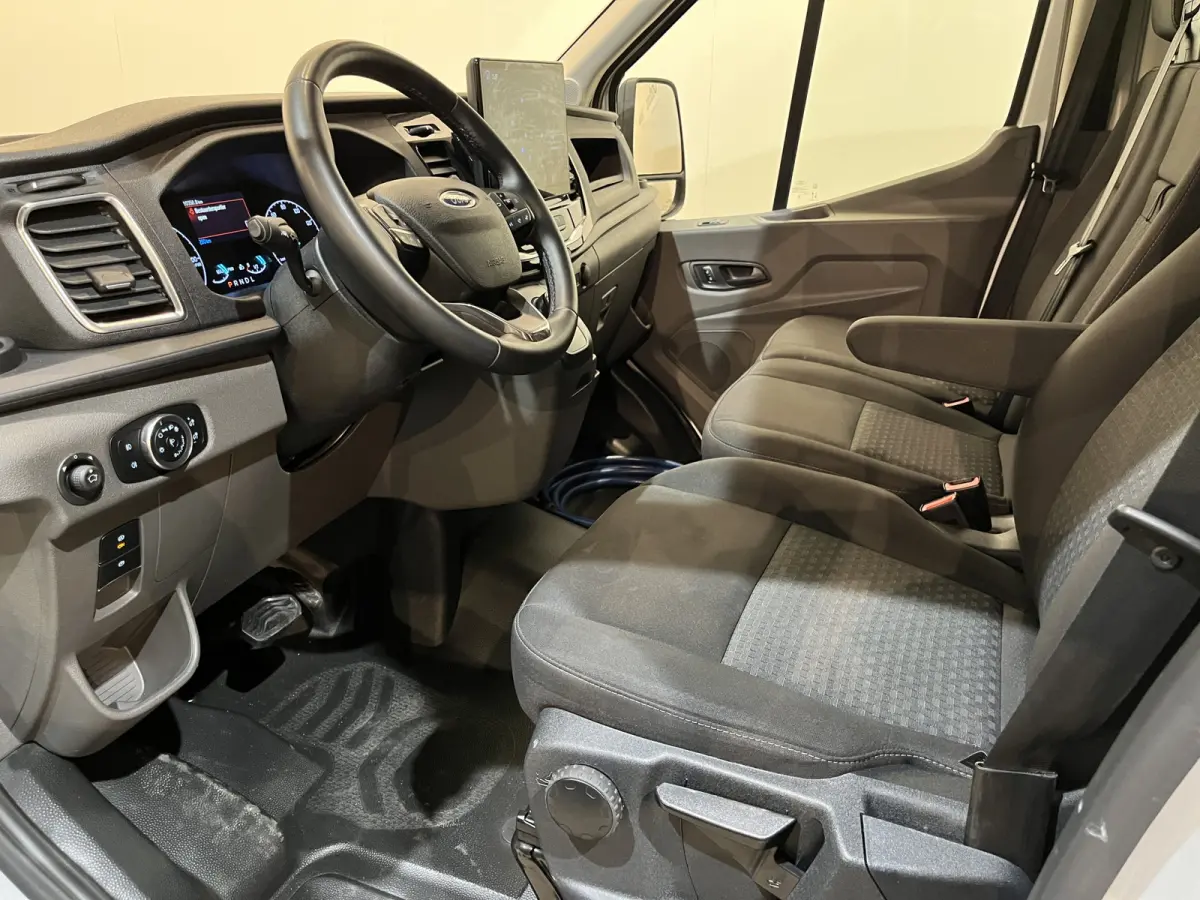 390 (3500 kg) L2H2 Trend 68 kWh 184 PK / 100% Elektrisch !! / Airco / Cruise Control / CarPlay / Camera / Navigatie / 3-Zits / 10.350 KM !!
