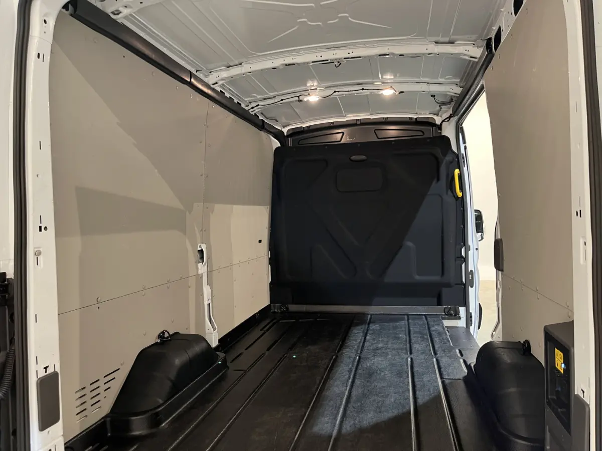 390 (3500 kg) L2H2 Trend 68 kWh 184 PK / 100% Elektrisch !! / Airco / Cruise Control / CarPlay / Camera / Navigatie / 3-Zits / 10.350 KM !!
