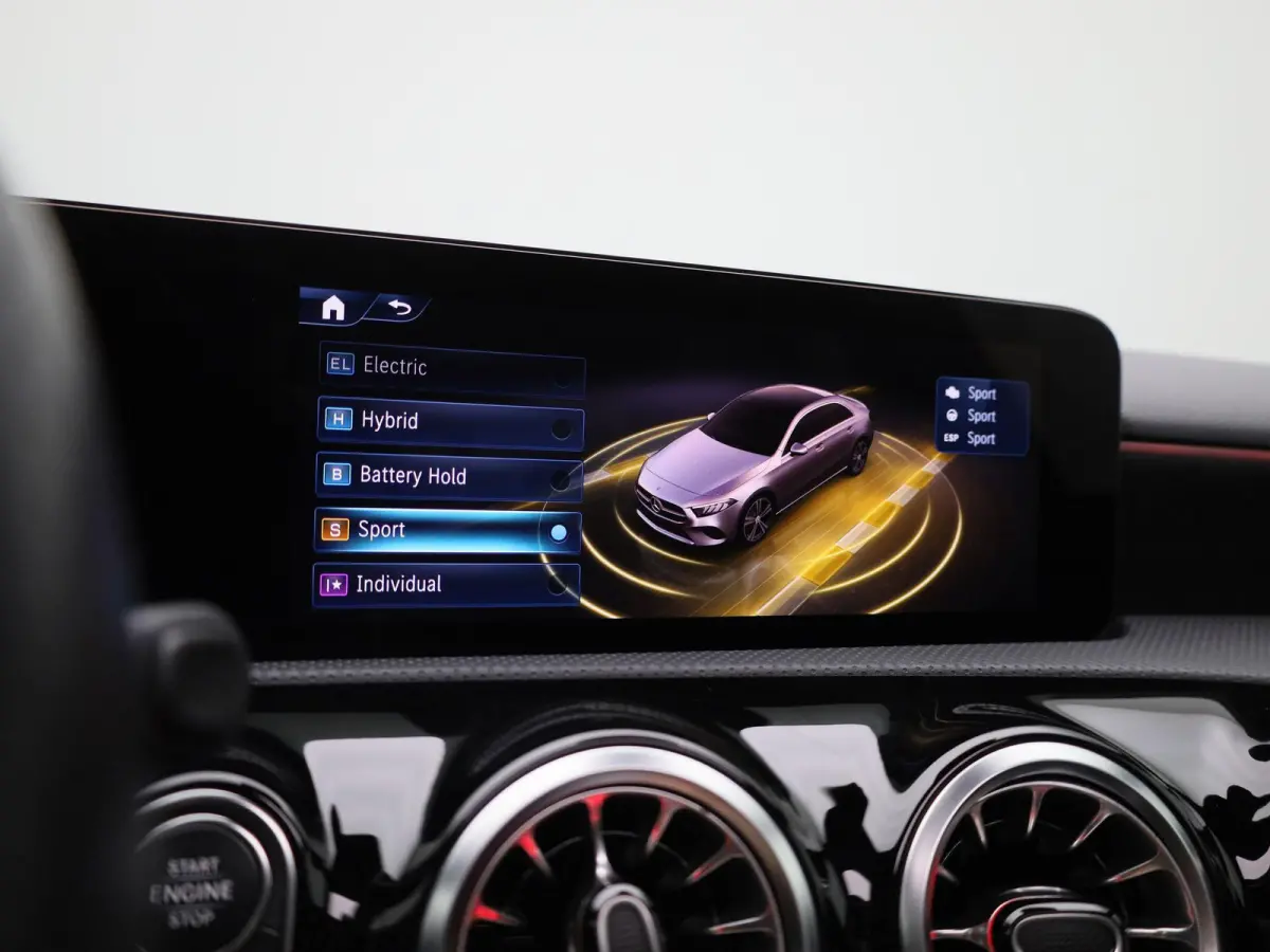 250 e AMG Line | Automaat | Apple Carplay/Android Auto | Panoramadak | Cruise Control | Achteruitrijcamera | Lichtmetalen Velgen |