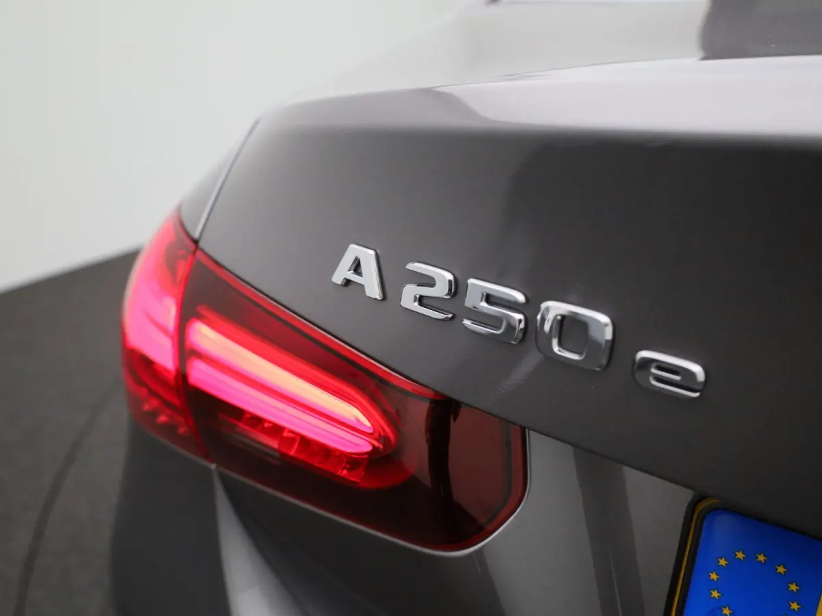 250 e AMG Line | Automaat | Apple Carplay/Android Auto | Panoramadak | Cruise Control | Achteruitrijcamera | Lichtmetalen Velgen |