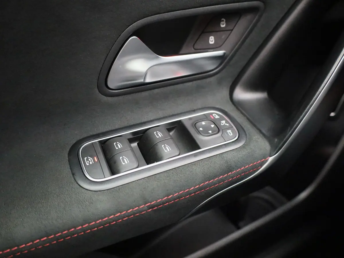 250 e AMG Line | Automaat | Apple Carplay/Android Auto | Panoramadak | Cruise Control | Achteruitrijcamera | Lichtmetalen Velgen |