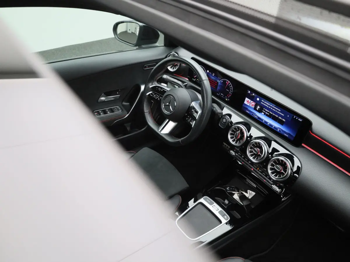 250 e AMG Line | Automaat | Apple Carplay/Android Auto | Panoramadak | Cruise Control | Achteruitrijcamera | Lichtmetalen Velgen |
