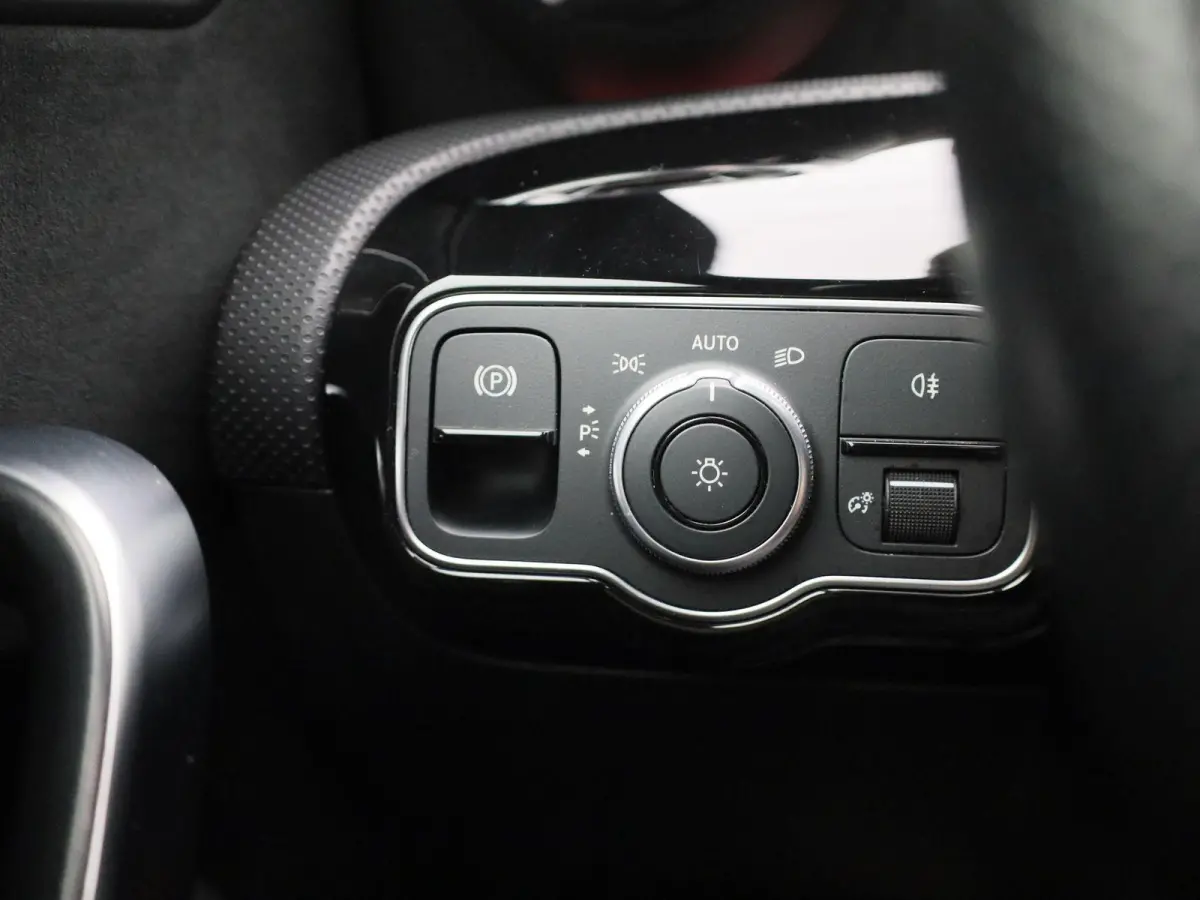 250 e AMG Line | Automaat | Apple Carplay/Android Auto | Panoramadak | Cruise Control | Achteruitrijcamera | Lichtmetalen Velgen |