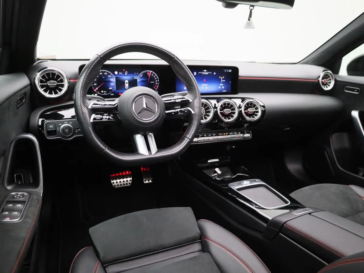 250 e AMG Line | Automaat | Apple Carplay/Android Auto | Panoramadak | Cruise Control | Achteruitrijcamera | Lichtmetalen Velgen |