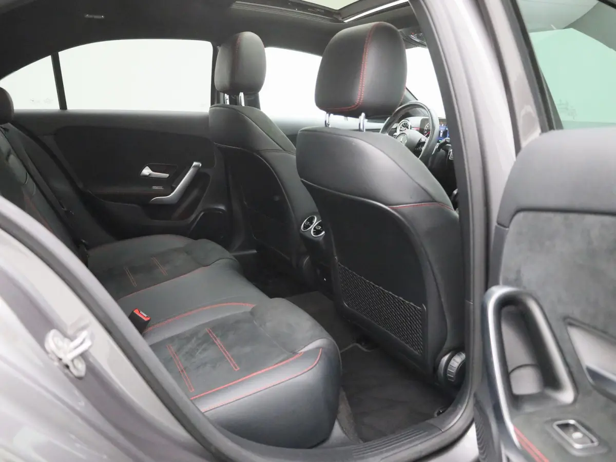 250 e AMG Line | Automaat | Apple Carplay/Android Auto | Panoramadak | Cruise Control | Achteruitrijcamera | Lichtmetalen Velgen |