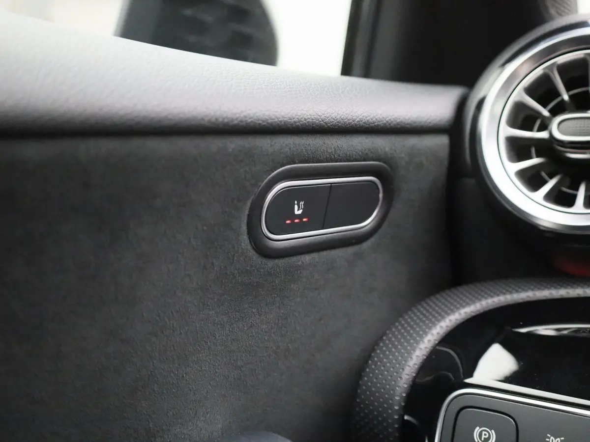250 e AMG Line | Automaat | Apple Carplay/Android Auto | Panoramadak | Cruise Control | Achteruitrijcamera | Lichtmetalen Velgen |