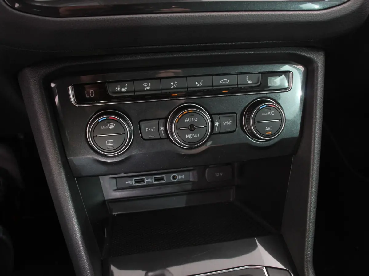 1.5 TSI Comfortline Team DSG Navigatie  Apple carplay/Android Auto  Climate Control  Camera  Lane Assist  Virtual Cockpit  Winterpakket  Adaptive Cruise control  Lichtmetalen Velgen