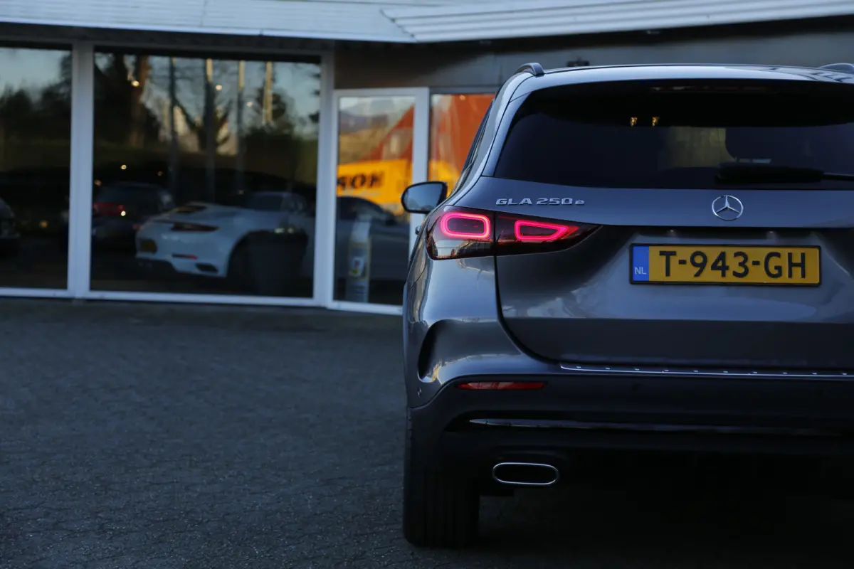 250 e AMG Edition Plug in hybride*Perfect Onderh.*Sfeerverl./Leder/Stoelverw./Camera/LED/Elek. Achterklep/DAB/Standkachel/Rijstrook/Parkeersens.V+A/20 inch LM*