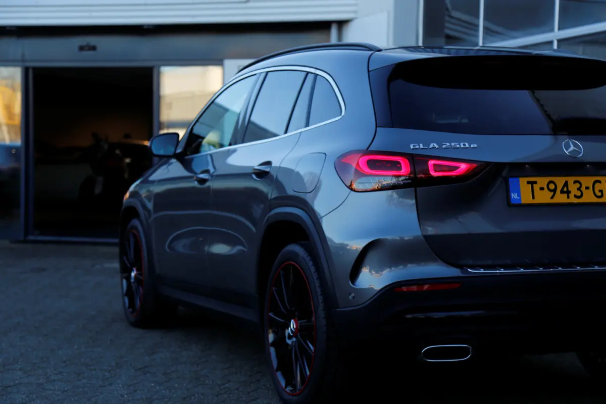250 e AMG Edition Plug in hybride*Perfect Onderh.*Sfeerverl./Leder/Stoelverw./Camera/LED/Elek. Achterklep/DAB/Standkachel/Rijstrook/Parkeersens.V+A/20 inch LM*