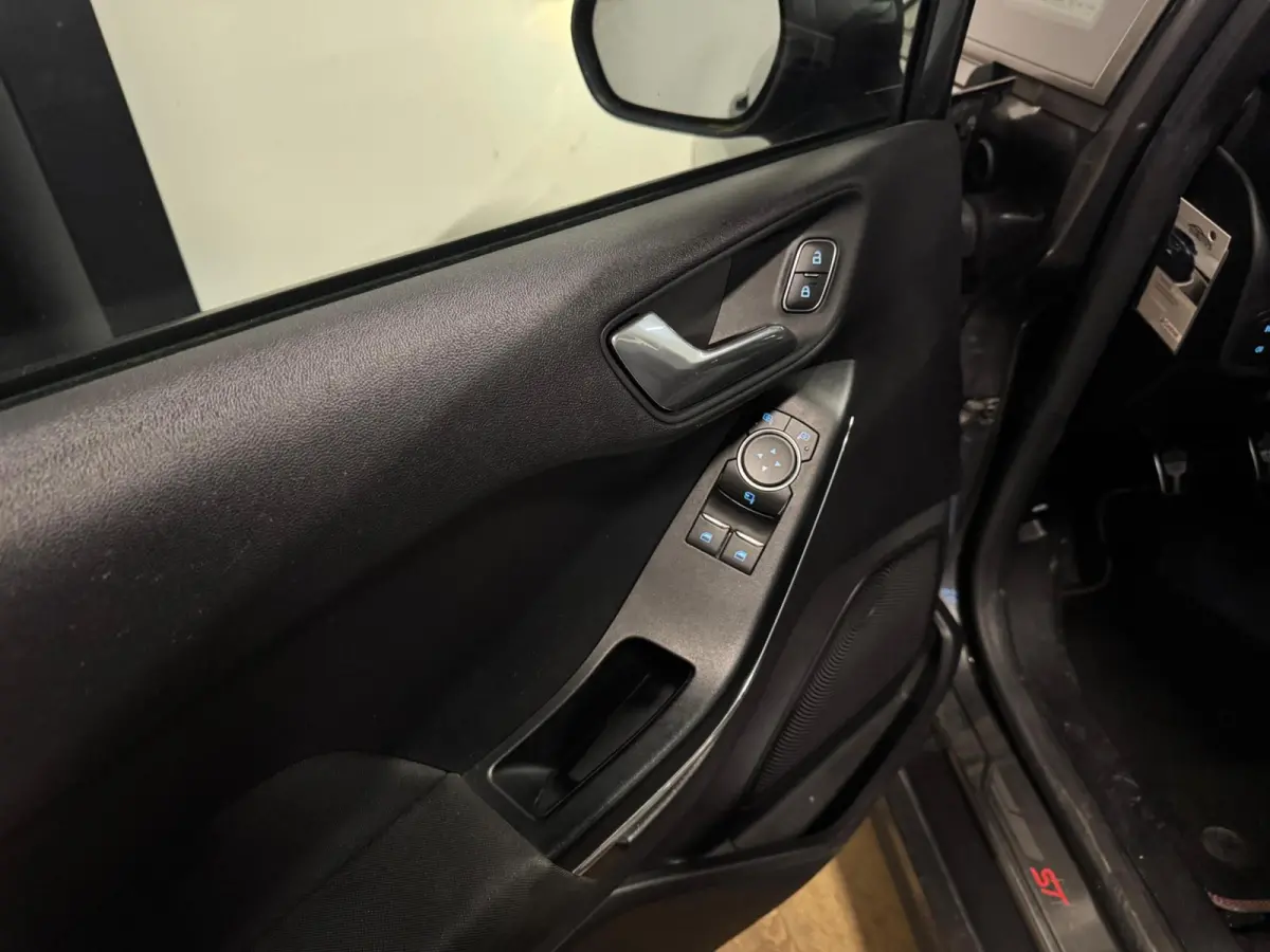 1.0 EcoBoost ST-Line KEYLESS PDC NAVI