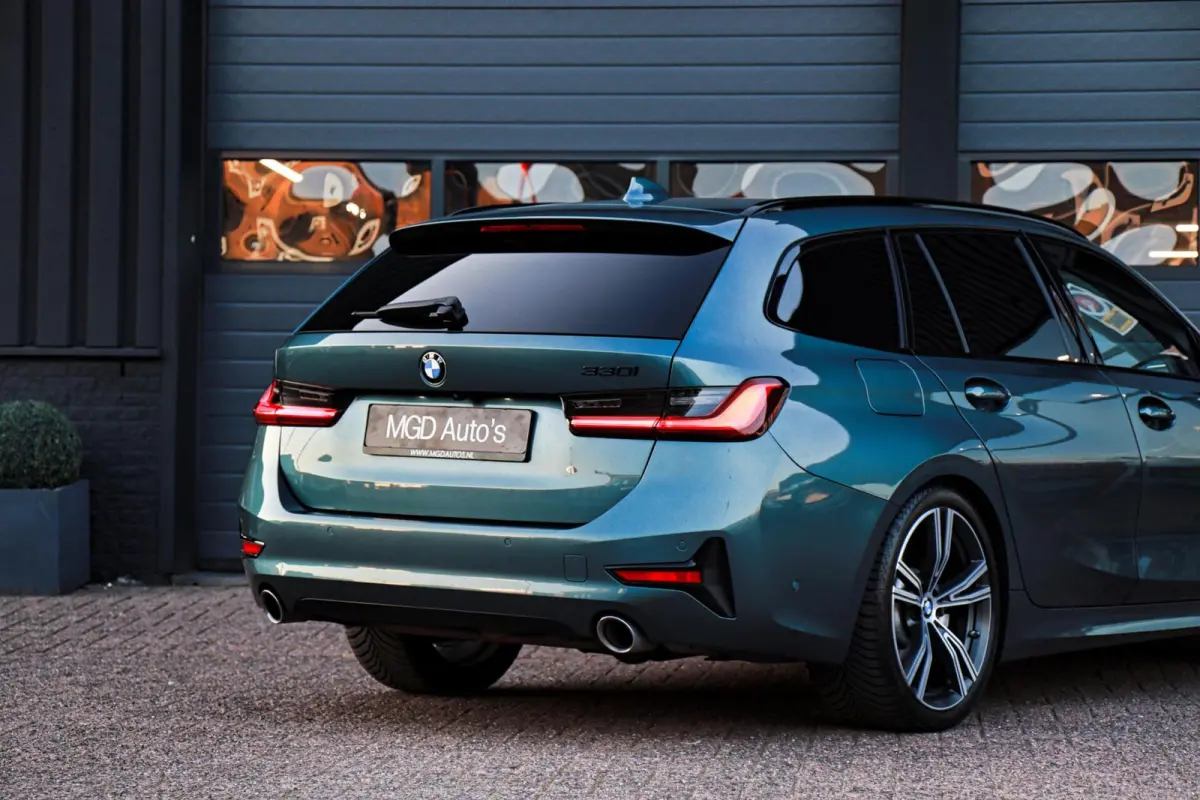 330i Sport Line /LASER-LED/PANODAK/HUD/MEMORY/STOEL+STUURVERW./KEYLESS/TREKHAAK!