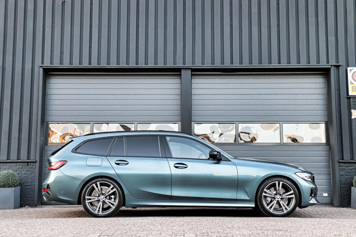 330i Sport Line /LASER-LED/PANODAK/HUD/MEMORY/STOEL+STUURVERW./KEYLESS/TREKHAAK!