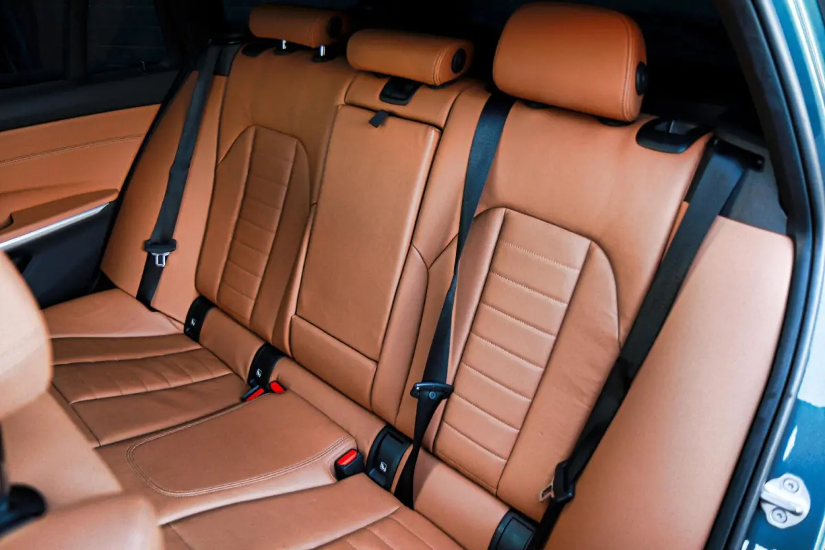 330i Sport Line /LASER-LED/PANODAK/HUD/MEMORY/STOEL+STUURVERW./KEYLESS/TREKHAAK!