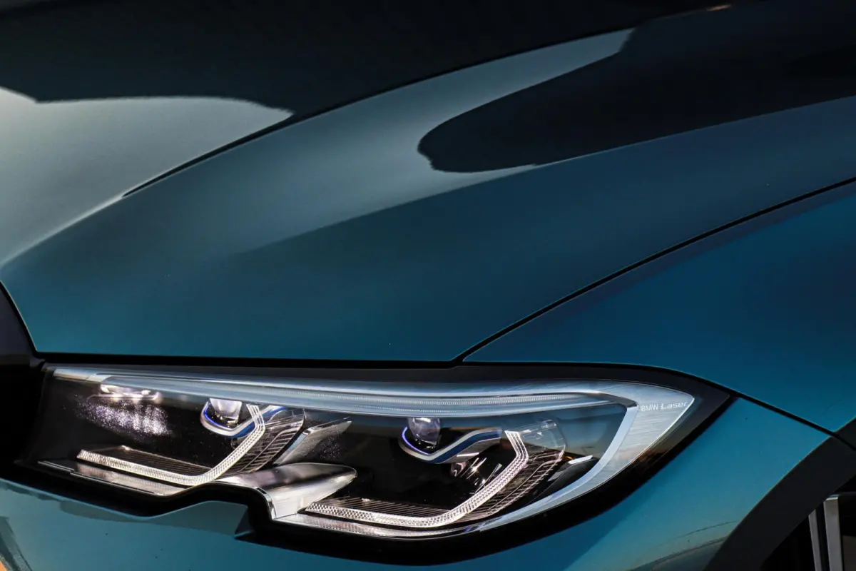 330i Sport Line /LASER-LED/PANODAK/HUD/MEMORY/STOEL+STUURVERW./KEYLESS/TREKHAAK!