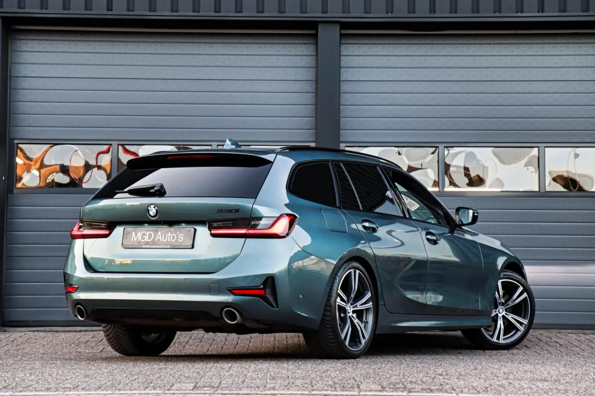 330i Sport Line /LASER-LED/PANODAK/HUD/MEMORY/STOEL+STUURVERW./KEYLESS/TREKHAAK!