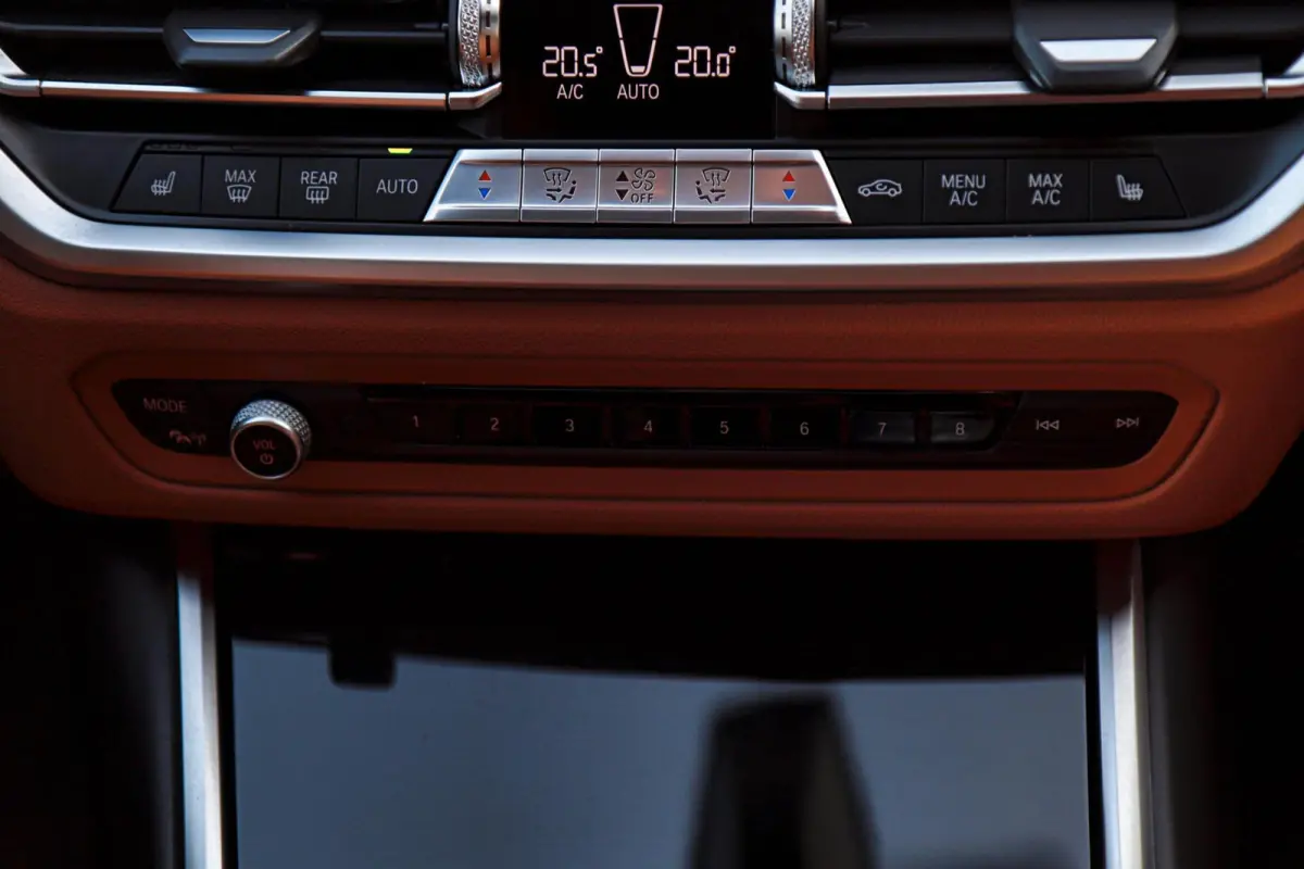 330i Sport Line /LASER-LED/PANODAK/HUD/MEMORY/STOEL+STUURVERW./KEYLESS/TREKHAAK!
