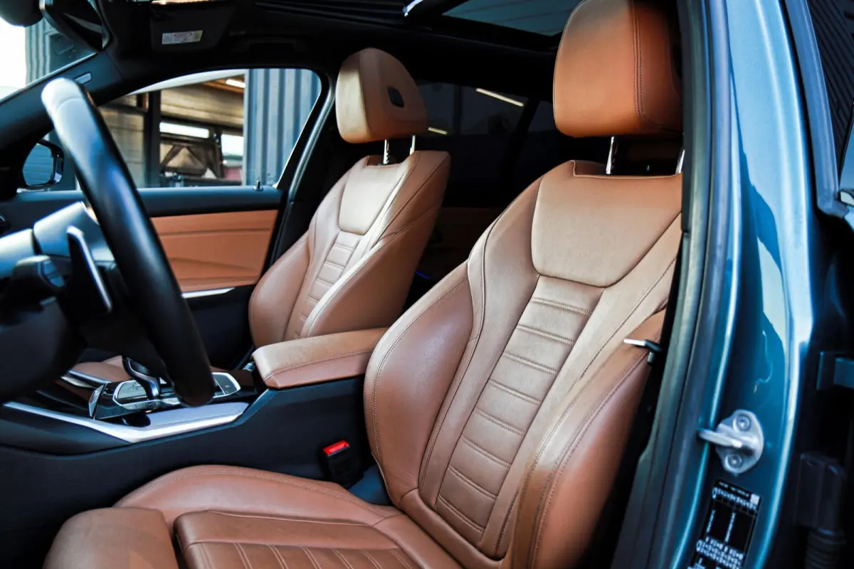 330i Sport Line /LASER-LED/PANODAK/HUD/MEMORY/STOEL+STUURVERW./KEYLESS/TREKHAAK!