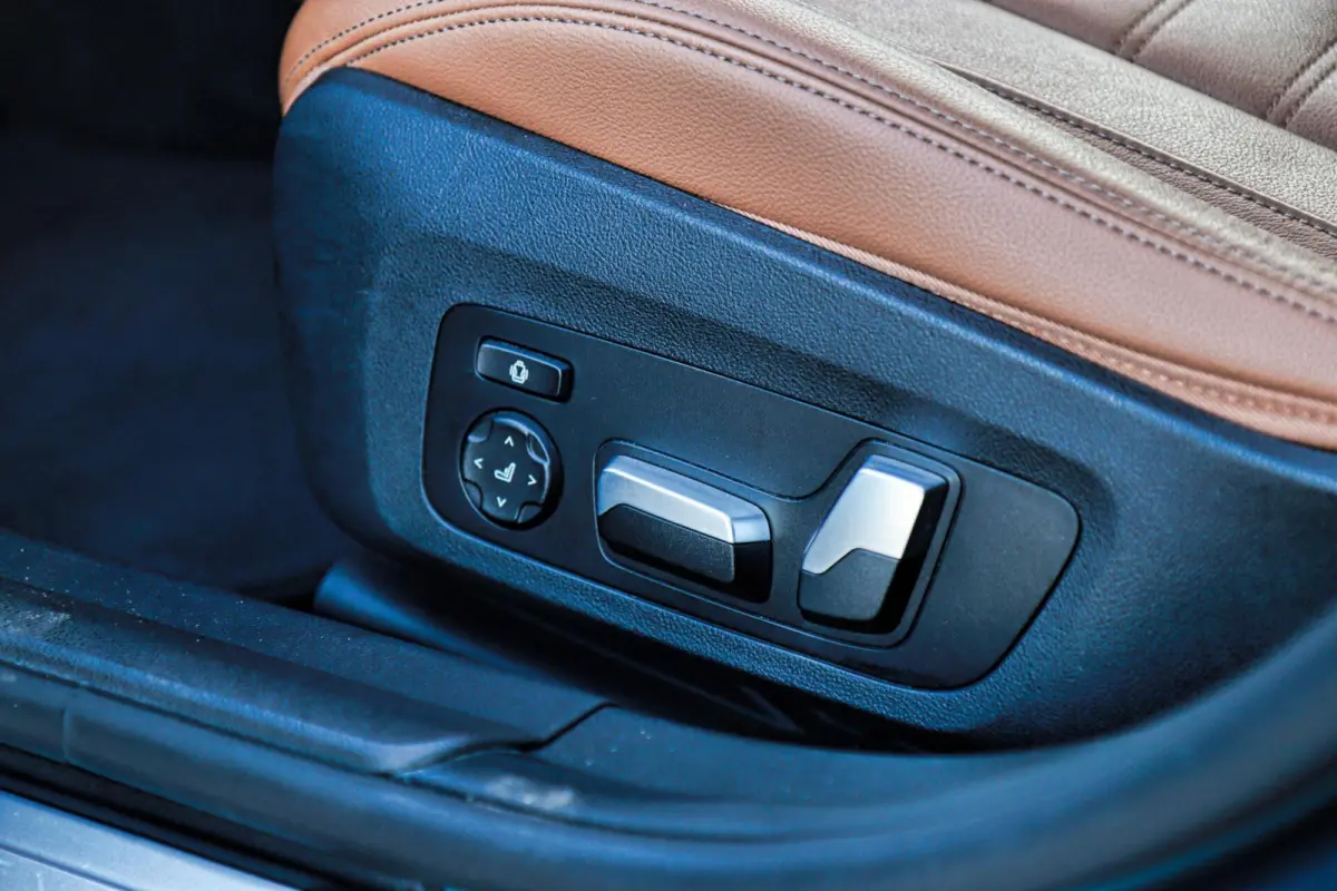 330i Sport Line /LASER-LED/PANODAK/HUD/MEMORY/STOEL+STUURVERW./KEYLESS/TREKHAAK!