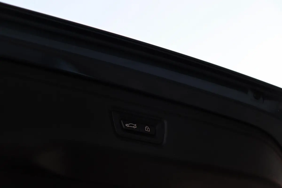 330i Sport Line /LASER-LED/PANODAK/HUD/MEMORY/STOEL+STUURVERW./KEYLESS/TREKHAAK!