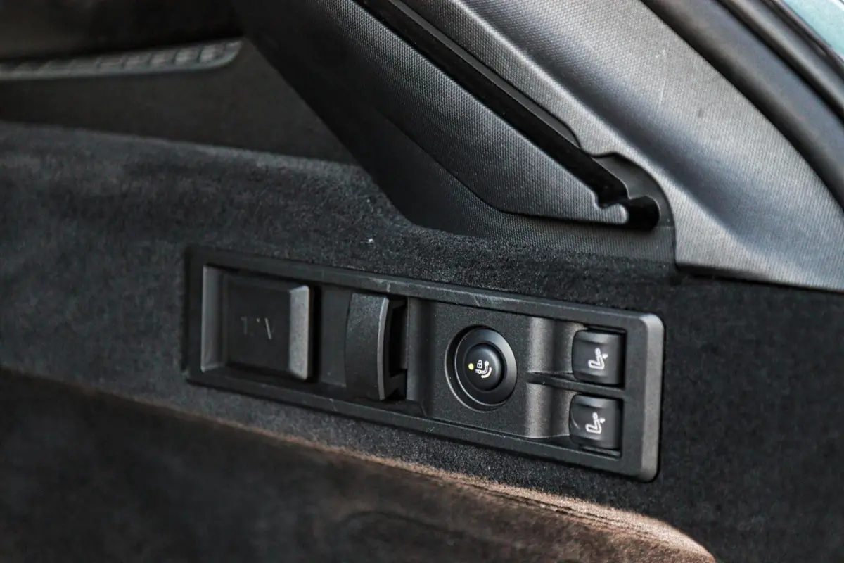 330i Sport Line /LASER-LED/PANODAK/HUD/MEMORY/STOEL+STUURVERW./KEYLESS/TREKHAAK!