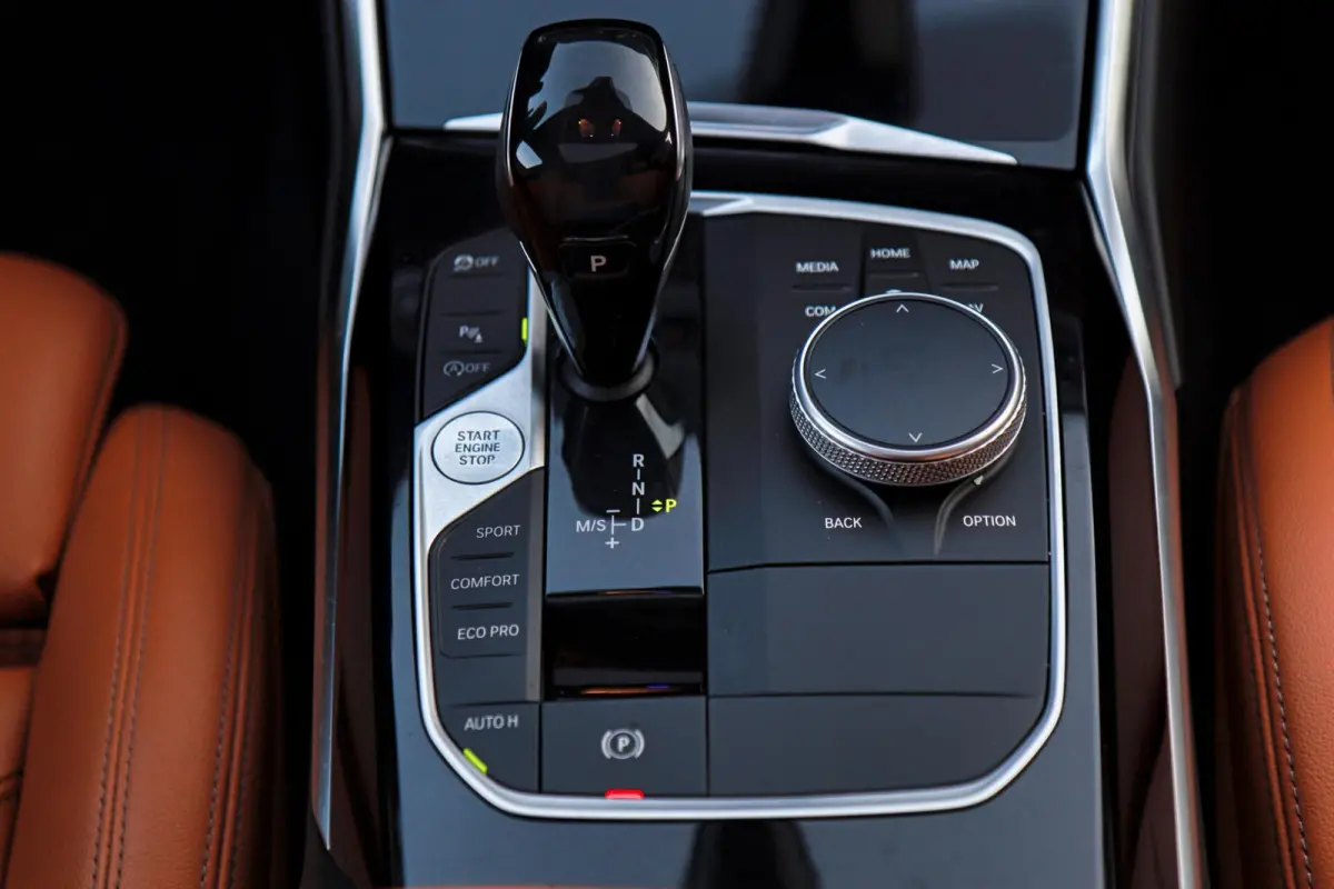 330i Sport Line /LASER-LED/PANODAK/HUD/MEMORY/STOEL+STUURVERW./KEYLESS/TREKHAAK!