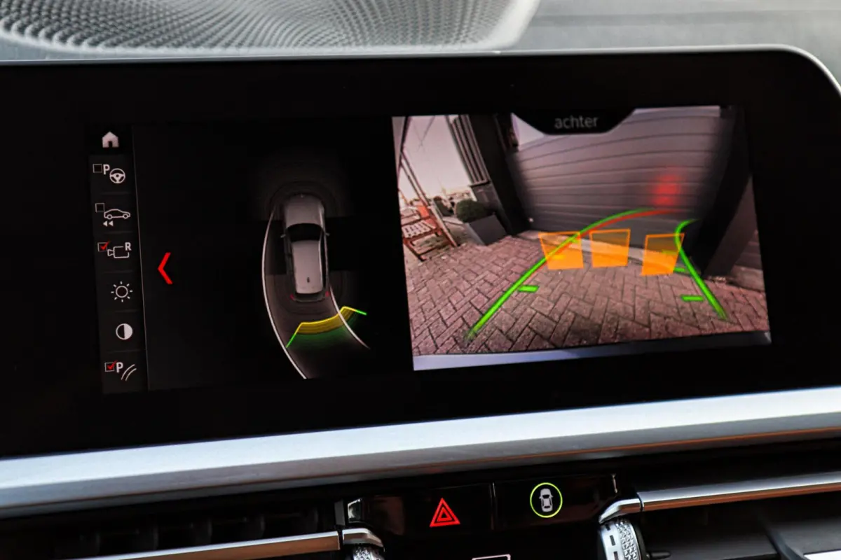 330i Sport Line /LASER-LED/PANODAK/HUD/MEMORY/STOEL+STUURVERW./KEYLESS/TREKHAAK!
