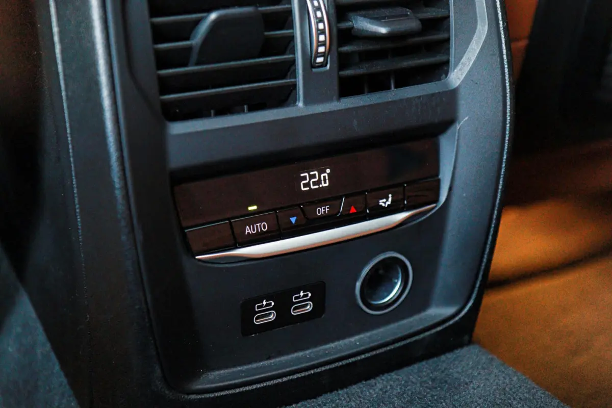 330i Sport Line /LASER-LED/PANODAK/HUD/MEMORY/STOEL+STUURVERW./KEYLESS/TREKHAAK!