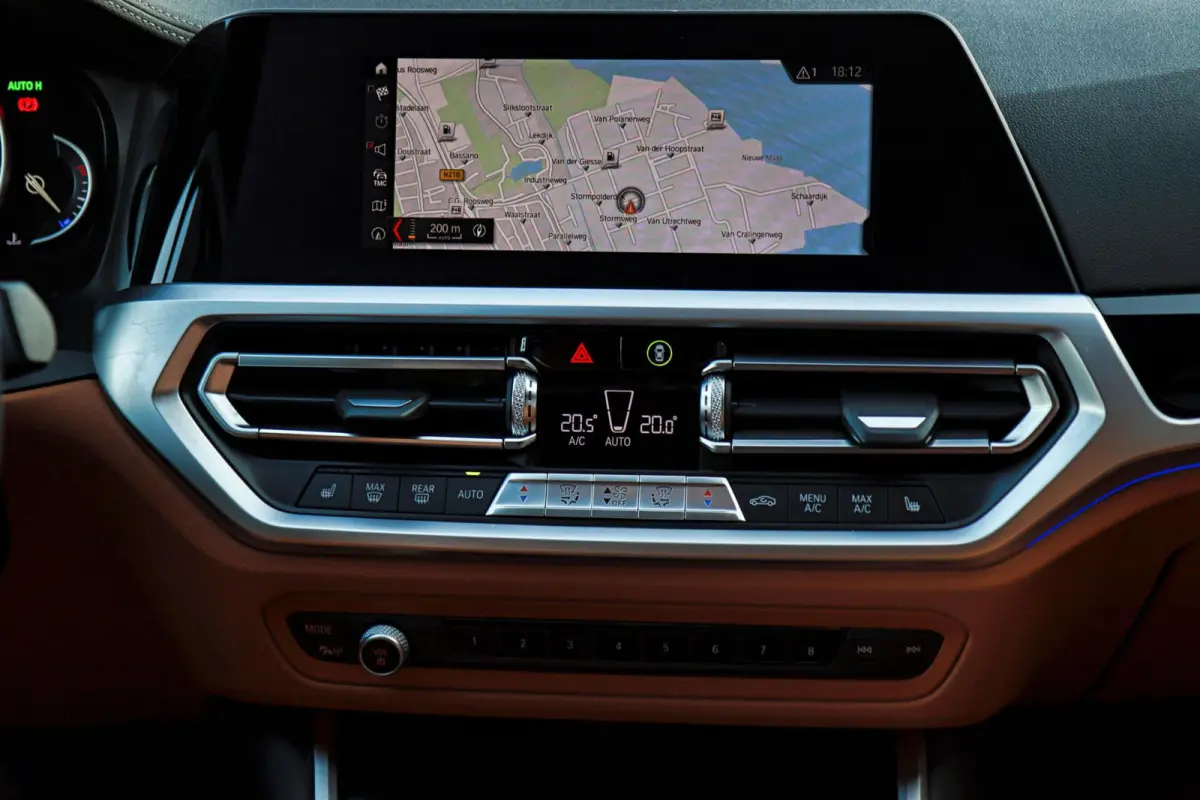 330i Sport Line /LASER-LED/PANODAK/HUD/MEMORY/STOEL+STUURVERW./KEYLESS/TREKHAAK!