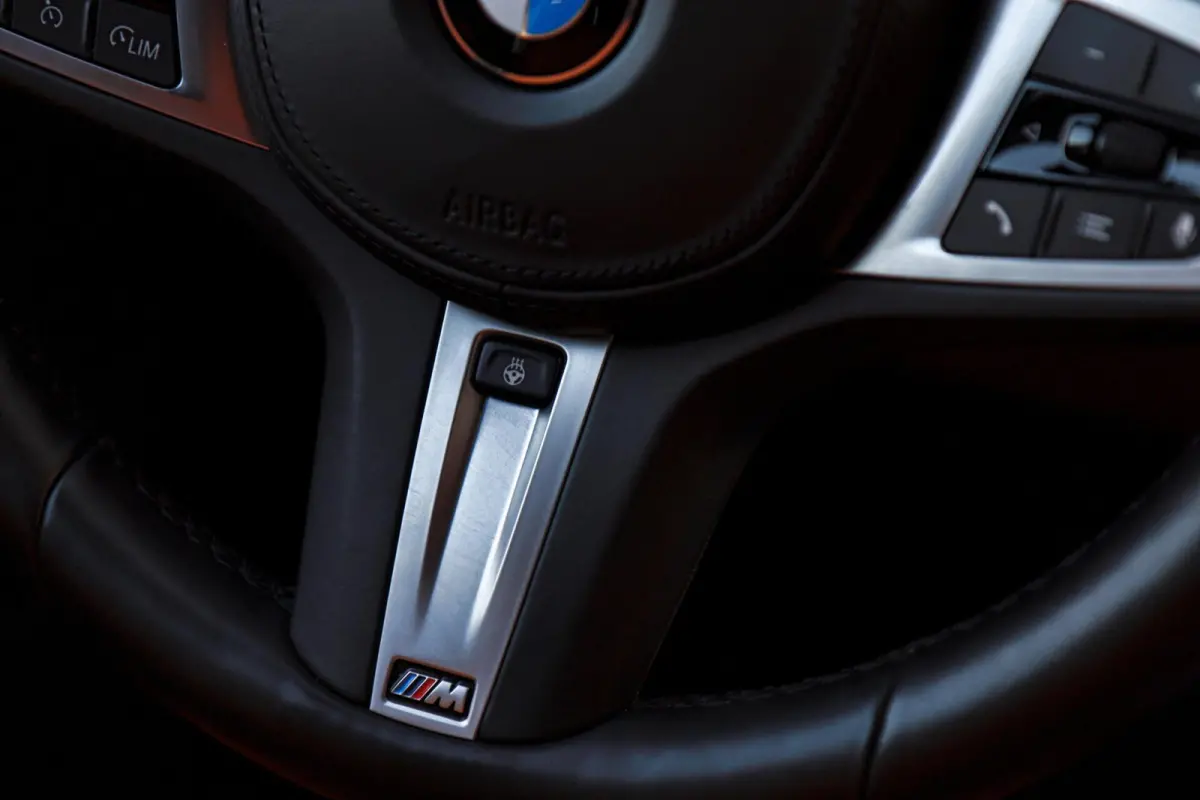 330i Sport Line /LASER-LED/PANODAK/HUD/MEMORY/STOEL+STUURVERW./KEYLESS/TREKHAAK!