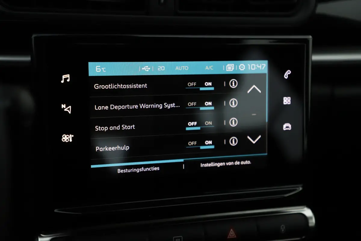1.2 PureTech Feel Navigatie Carplay Android Climate Cruise Control Rijstrooksensor Parkeersensor All-season banden!