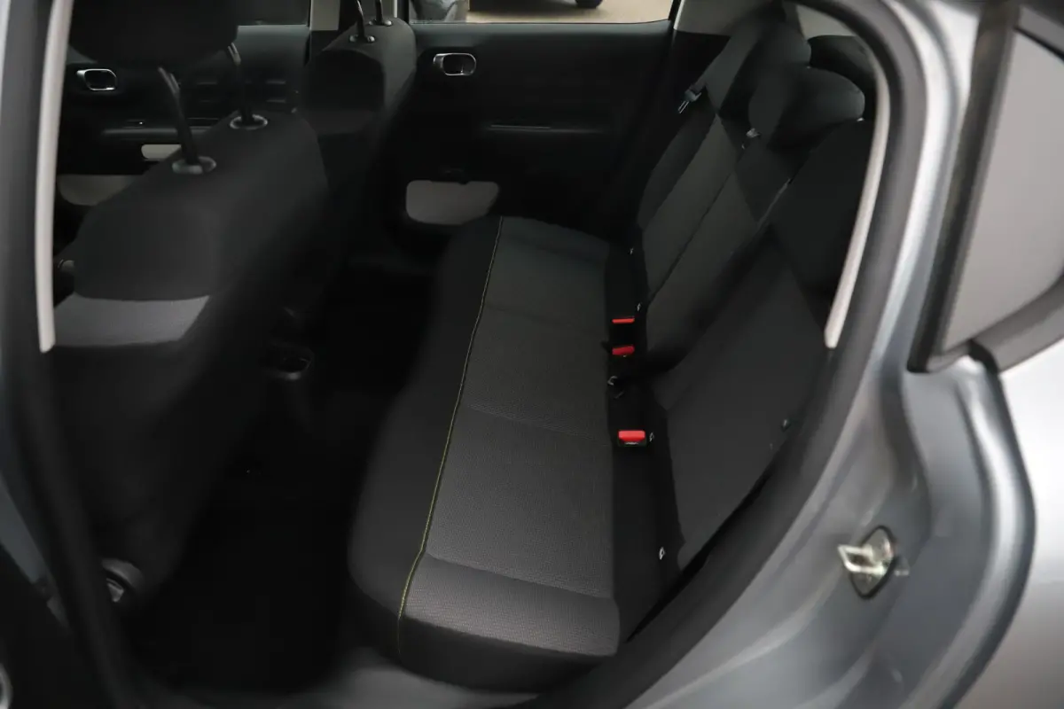 1.2 PureTech Feel Navigatie Carplay Android Climate Cruise Control Rijstrooksensor Parkeersensor All-season banden!