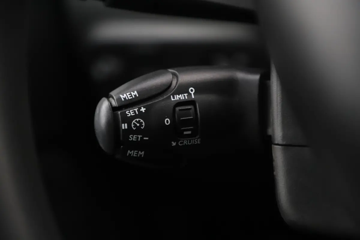1.2 PureTech Feel Navigatie Carplay Android Climate Cruise Control Rijstrooksensor Parkeersensor All-season banden!