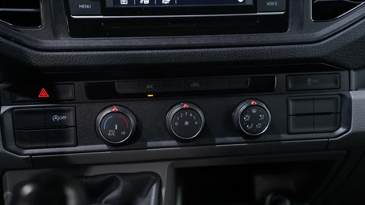 2.0 TDI 140 pk Autotransporter Airco, Luchtvering Apple Carplay, Trekhaak 3.500 kg, Cruise Control, BPM vrij, 3-Zits