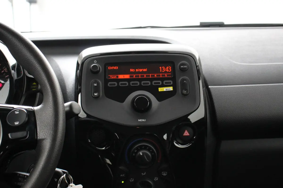 1.0 VTi Feel Airco Bluetooth Led DAB Radio
