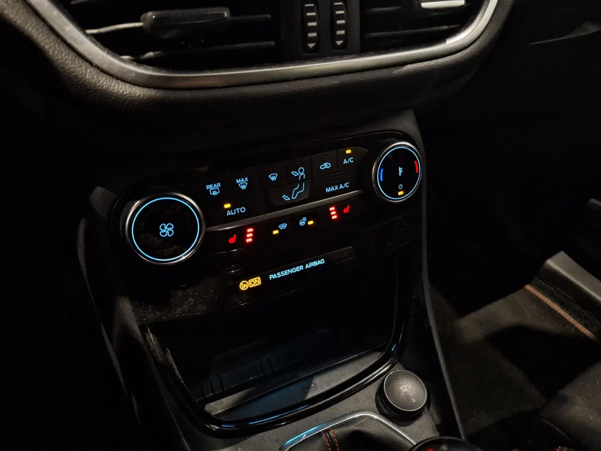 1.0 EcoBoost ST-Line | ADAPTIEVE CRUISE CONTROL | STOEL, STUUR EN VOORRUITVERWARMING | AFNEEMBARE TREKHAAK | APPLE CARPLAY / ANDROID AUTO | CAMERA |