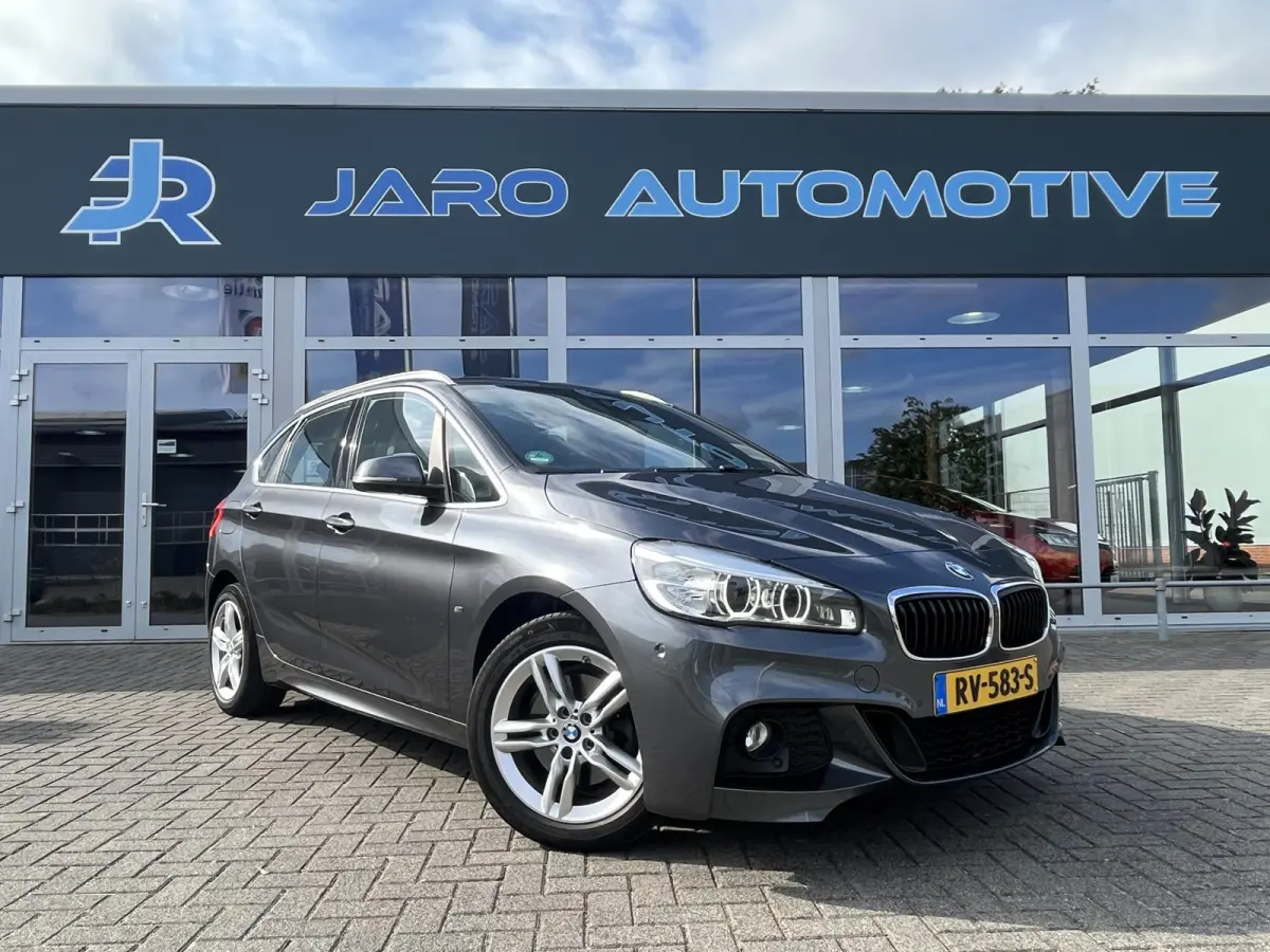220i High Executive | M-Sport | HUD | Automaat | Trekhaak afneembaar 1.500 kg | NAP | 1e eigenaar