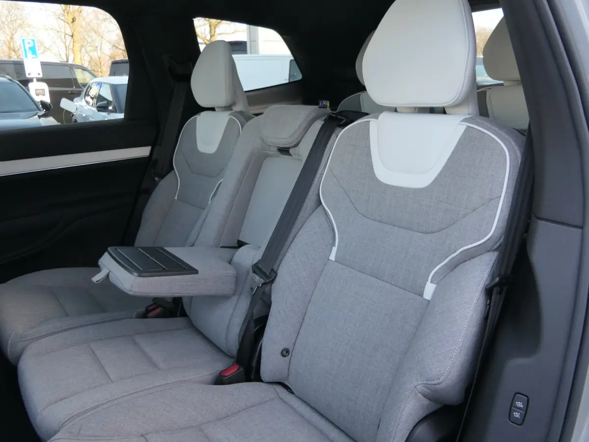 Twin Motor Performance Ultra 7p. 111 kWh | Bowers&Wilkins | Luchtvering | Tailored Wool | 22 Inch |Park-Assist Pakket