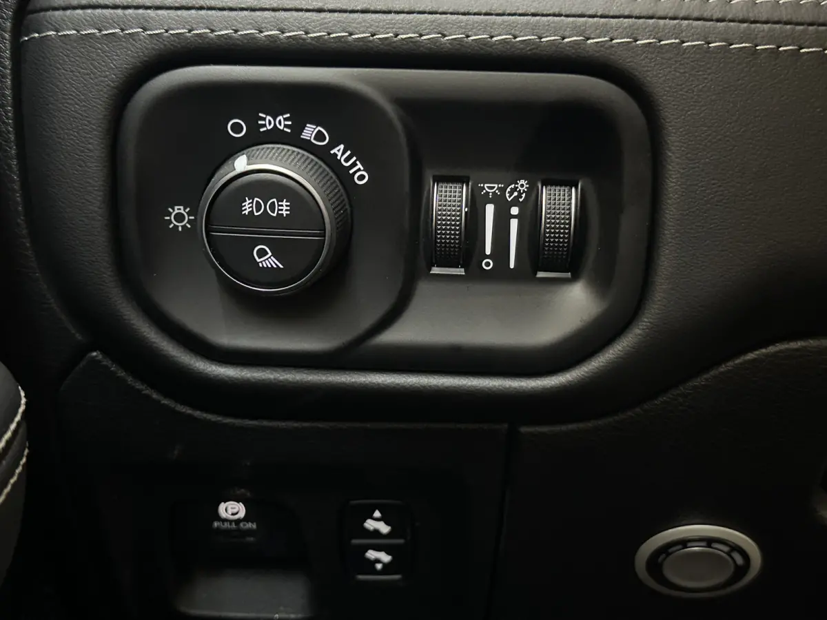 1500 5.7 V8 4x4 Crew Cab Limited