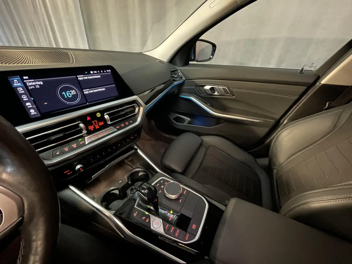 330e xDrive Sport Line 18"/Sportstoelen + memory/Stoel + stuurverwarming/Keyless/PDC/Apple Carplay & Android Auto