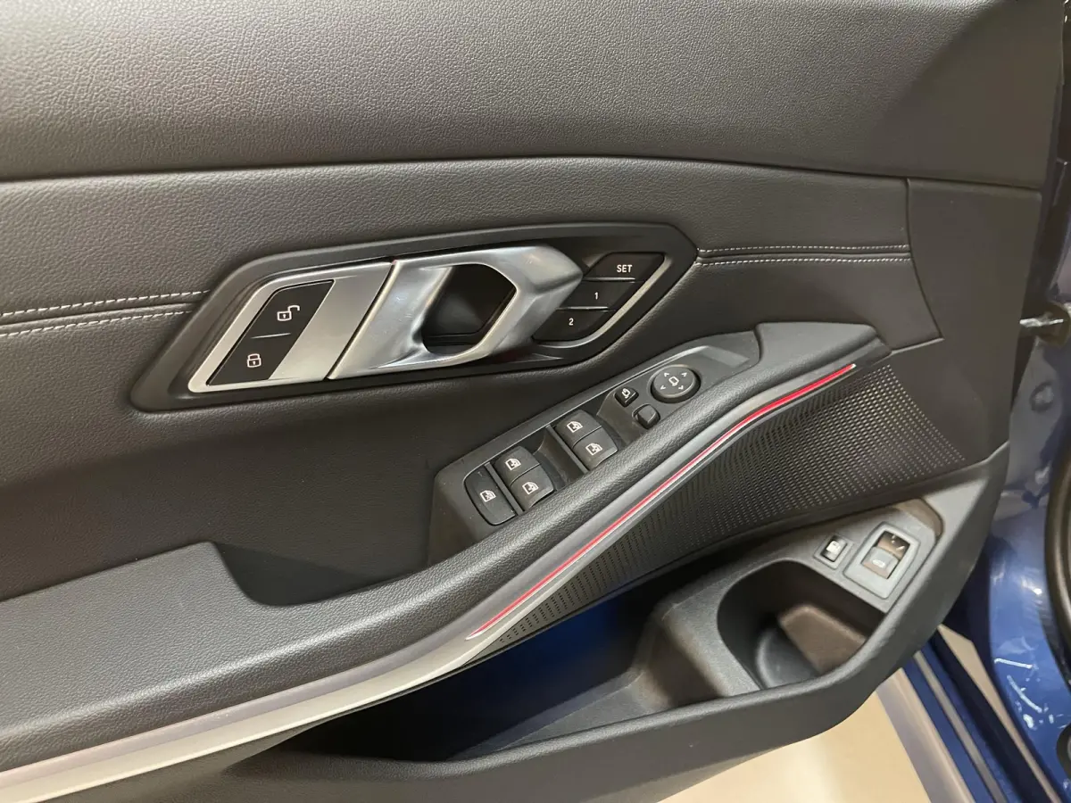 330e xDrive Sport Line 18"/Sportstoelen + memory/Stoel + stuurverwarming/Keyless/PDC/Apple Carplay & Android Auto