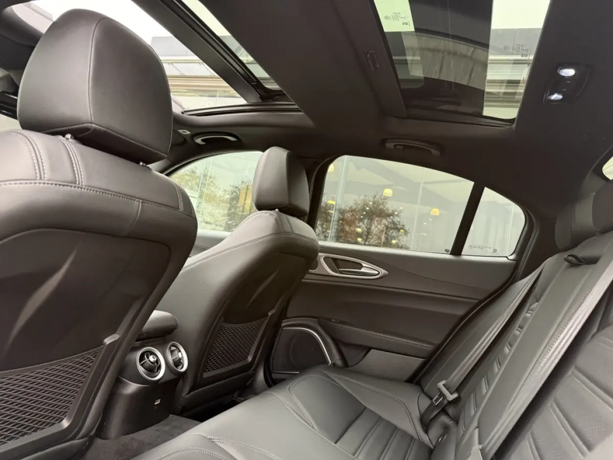 2.0 T Q4 Veloce AWD 280PK | Panoramadak | ACC | Navi