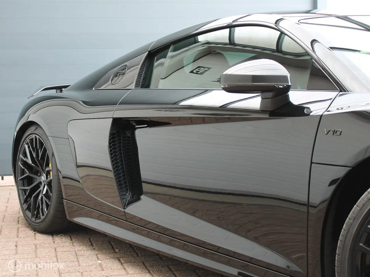 - Exclusive V10 PLUS 610pk 5.2 FSI Quattro