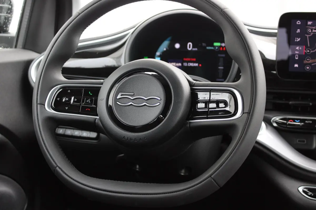 500e / Cabrio/elektrisch Icon 24 kWh / Cabrio / Navigatie / Voorstoelen Verwarmd / Bluetooth / Cruise Control /
