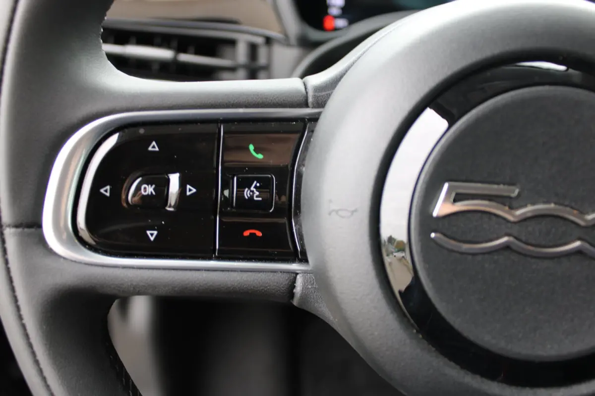 500e / Cabrio/elektrisch Icon 24 kWh / Cabrio / Navigatie / Voorstoelen Verwarmd / Bluetooth / Cruise Control /