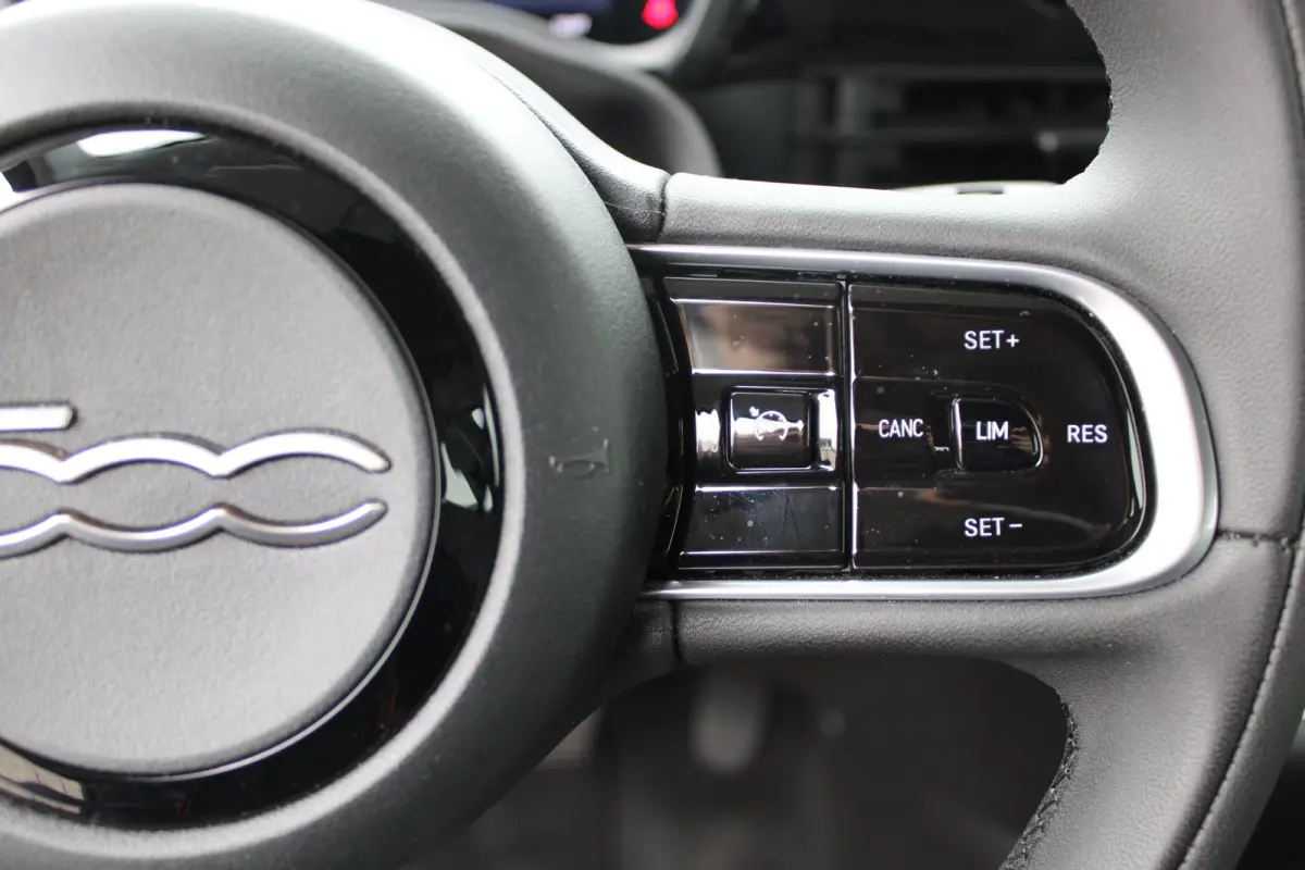 500e / Cabrio/elektrisch Icon 24 kWh / Cabrio / Navigatie / Voorstoelen Verwarmd / Bluetooth / Cruise Control /