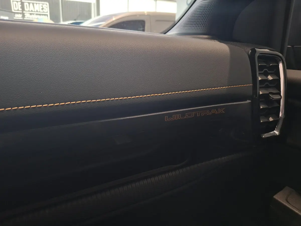 Wildtrak PHEV | DUBBELE CABINE | TREKHAAK | 18 INCH VELGEN | NAVIGATIE | STOEL- EN STUURVERWARMING | PARKEERSENSOREN VÓÓR | ALARM MET BEWEGINGSSENSOREN | ADAPTIEVE CRUISE CONTROL | POWER R