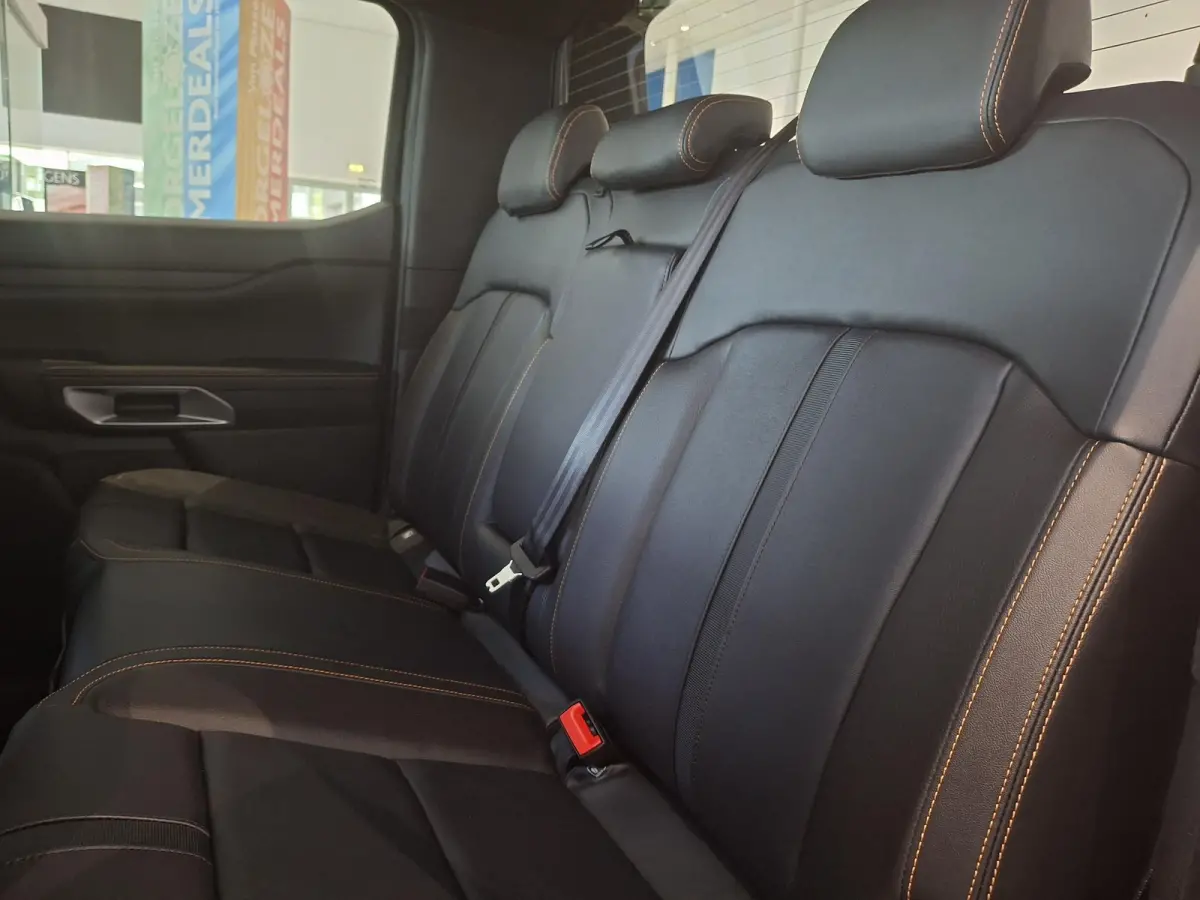 Wildtrak PHEV | DUBBELE CABINE | TREKHAAK | 18 INCH VELGEN | NAVIGATIE | STOEL- EN STUURVERWARMING | PARKEERSENSOREN VÓÓR | ALARM MET BEWEGINGSSENSOREN | ADAPTIEVE CRUISE CONTROL | POWER R