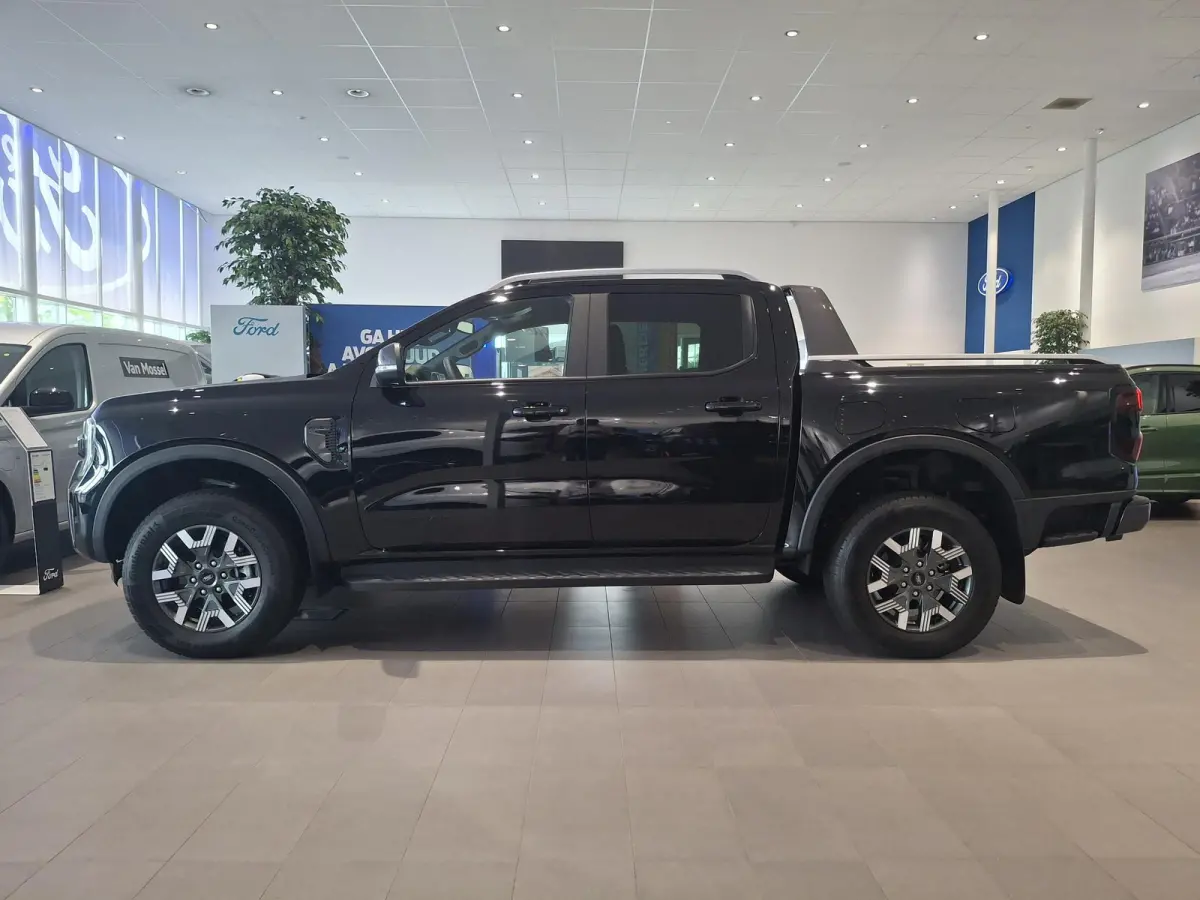 Wildtrak PHEV | DUBBELE CABINE | TREKHAAK | 18 INCH VELGEN | NAVIGATIE | STOEL- EN STUURVERWARMING | PARKEERSENSOREN VÓÓR | ALARM MET BEWEGINGSSENSOREN | ADAPTIEVE CRUISE CONTROL | POWER R
