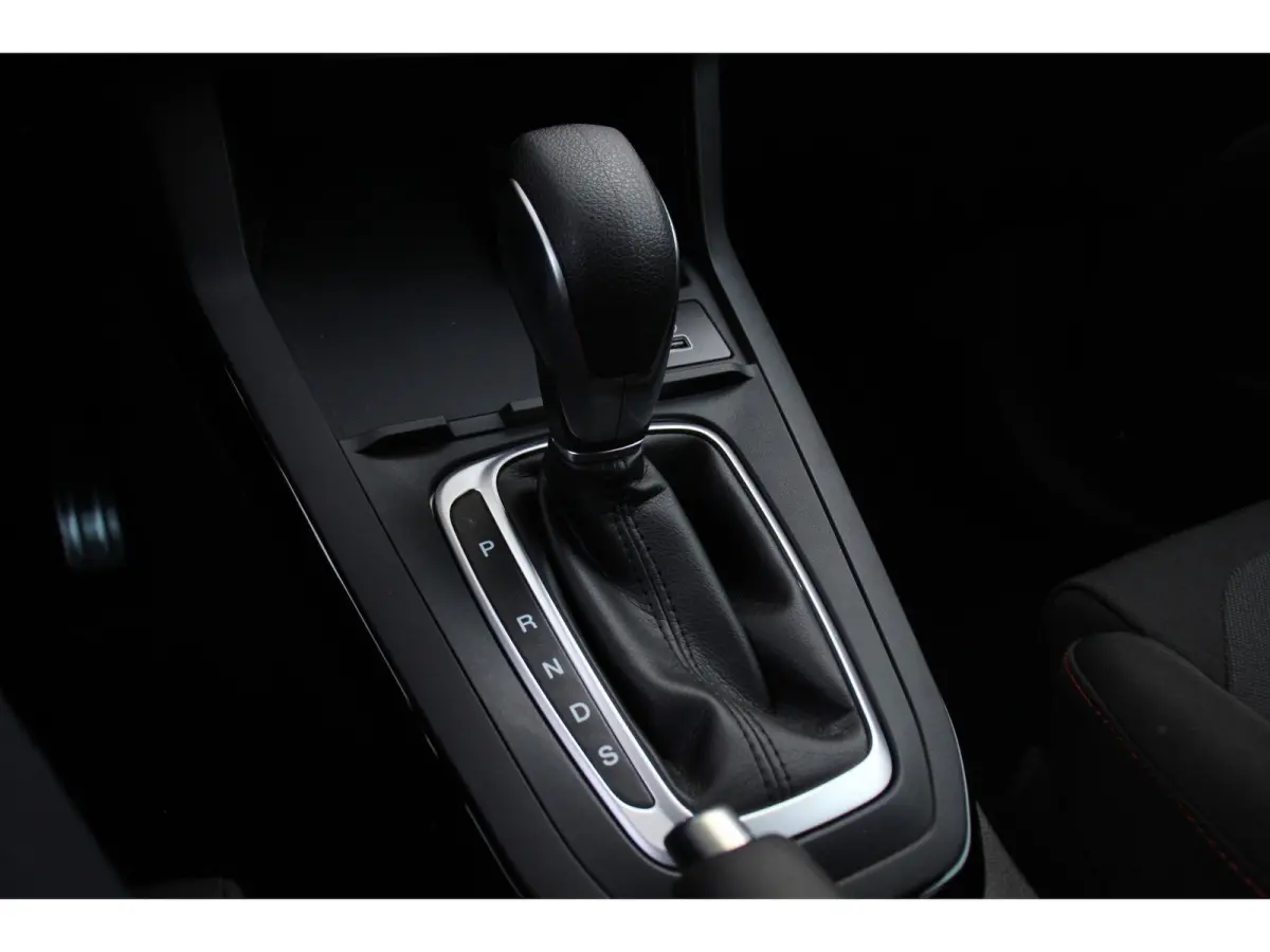 1.0EB ST-LINE AUTOMAAT | AFN TREKHAAK | WINTERPACK | ELEKTR ACHTERKLEP | COMFORT PACK | SNEL LEVERBAAR! | CRUISE | PARKEERSENSOREN | CAMERA I